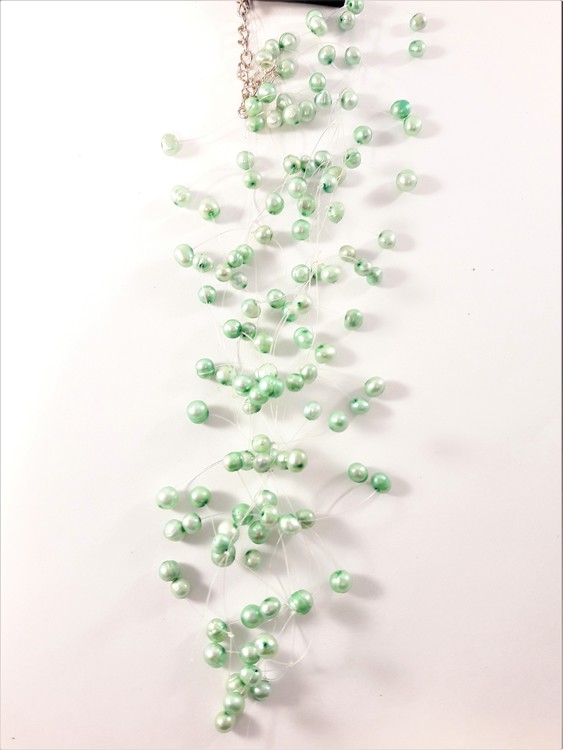 Flerradigt halsband med dekorationer i grönt