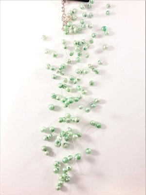 Flerradigt halsband med dekorationer i grönt