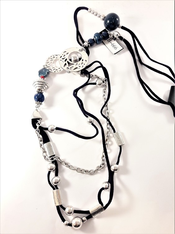 Halsband med många fina detaljer i silverfärg och blått