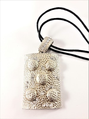 Halsband med dekorerad platta med strass i ljus färg