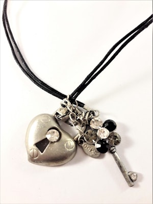 Halsband med hjärta som lås och nyckel med glittrande stenar