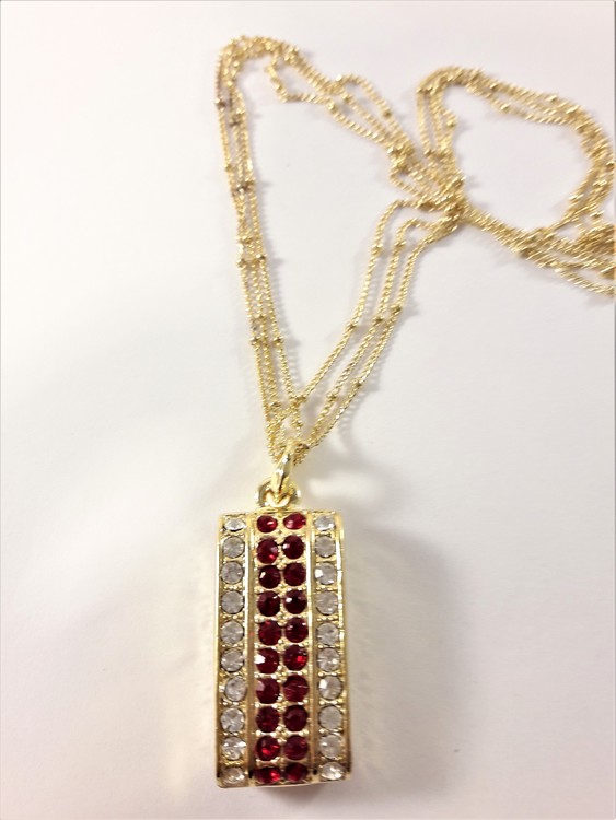 Flerradigt halsband med hänge av strasspärlor i guldfärg, rött och vitt