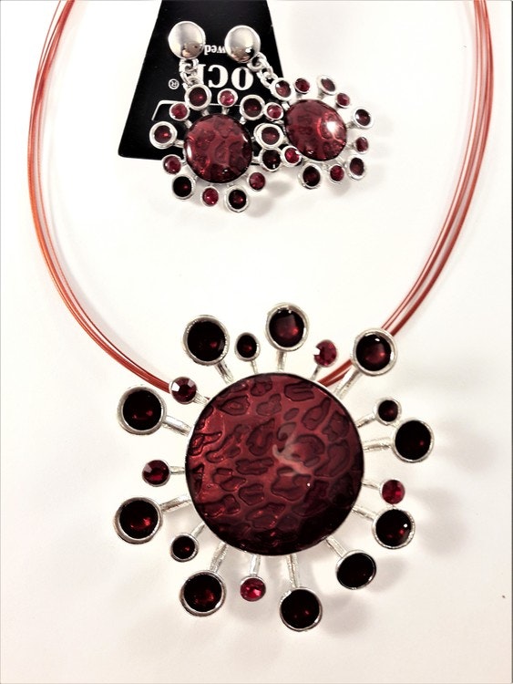 Halsband med blomhänge och stenar i rött med matchande örhängen -  Trollania.se