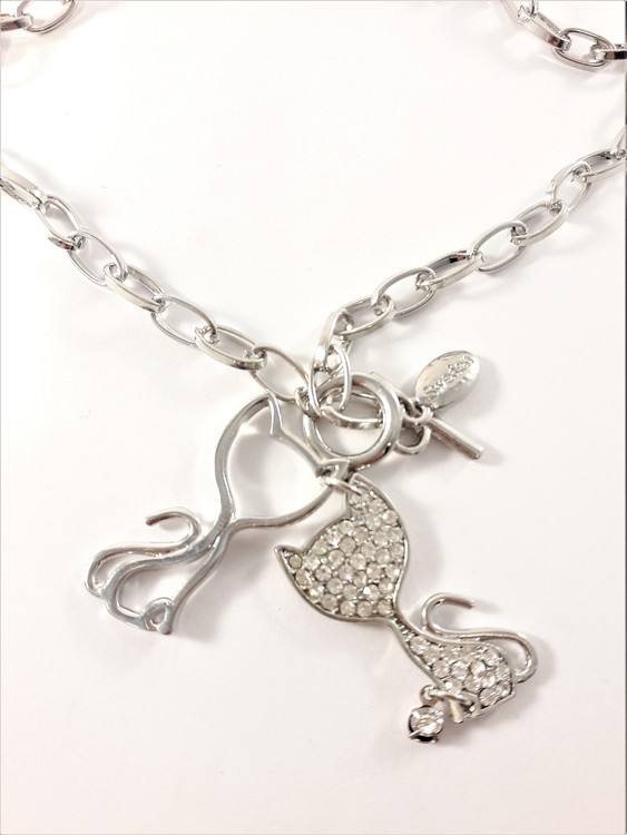 Halsband med kattberlocker i silverfärg
