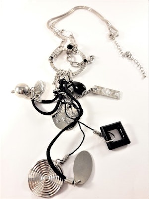 Detaljrikt halsband med kedja och många detaljer i svart och silverfärg