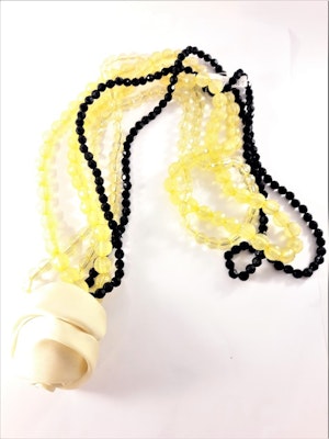 Halsband gul med flerradiga plastpärlor och ros som dekoration