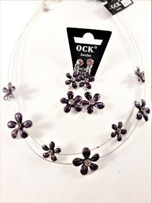 Halsband med lila blommor samt matchande örhängen
