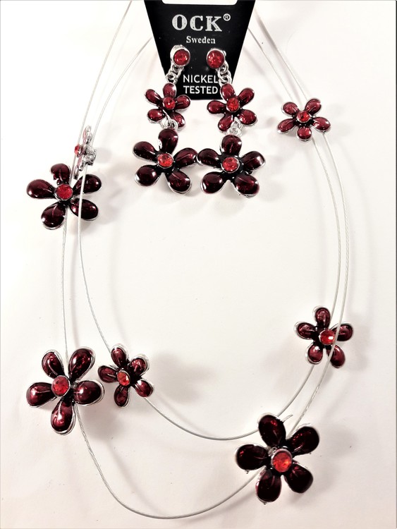 Halsband med röda blommor samt matchande örhängen