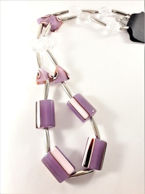 Kul halsband med stora detaljer i lila och silverfärg