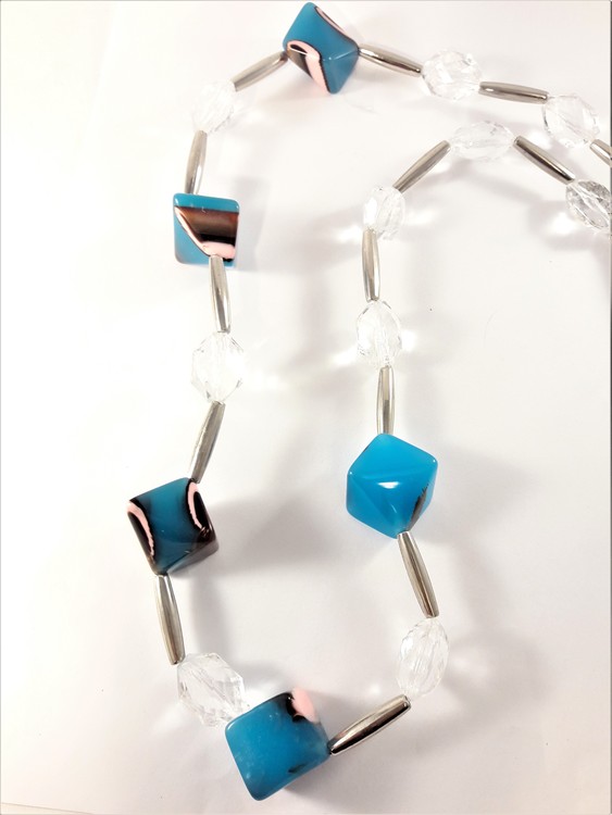 Halsband med dekorationer silverfärg, blå och vit