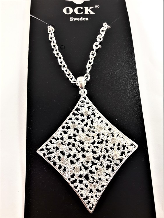 Halsband med snyggt och dekorativt hänge i silverfärg