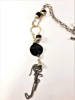Detaljrikt halsband med kedja och många detaljer i svart och guldfärg