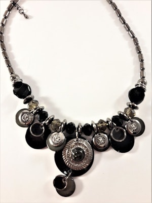 Detaljrikt halsband med många detaljer i svart och silverfärg