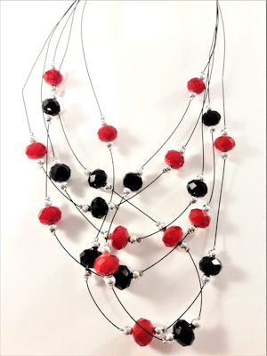 Flerradigt halsband med dekorationer i svart och rött