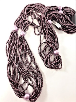 Flerradigt halsband med små pärlor i lila