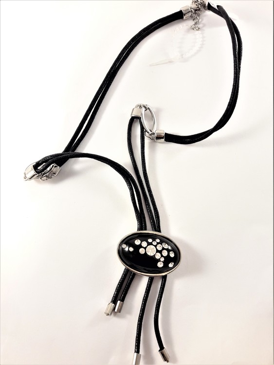 Halsband med hänge i svart och glittrande strass