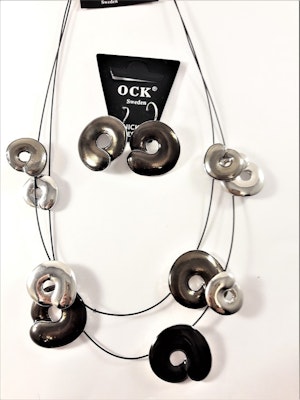 Tvåradigt halsband med detaljer i svart samt matchande örhängen