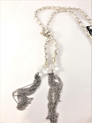 Öppet halsband med rem och kedja med detaljer i silverfärg