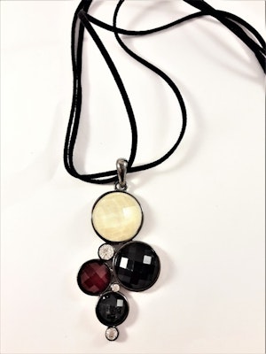 Halsband med hänge med flerfärgade stenar och glittrande strass