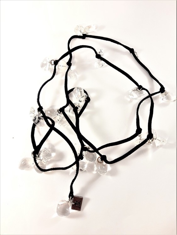 Öppet halsband med mockaband i svart med transparenta detaljer