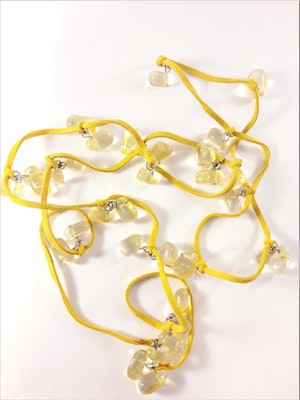 Öppet halsband med mockaband i gult med transparenta detaljer