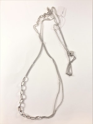 Dubbelt halsband i silverfärg