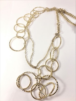 Flerradigt halsband med detaljer i guldfärg