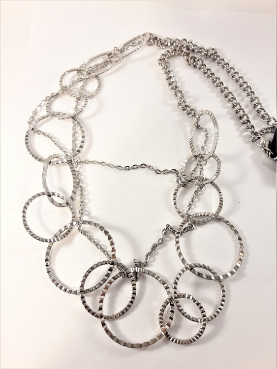 Flerradigt halsband med detaljer i silverfärg