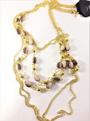 Flerradigt halsband med detaljer i guldfärg