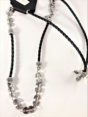 Flätat halsband i svart med silverfärgade detaljer