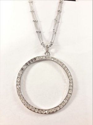 Halsband med ring i silverfärg med strasstenar i vitt