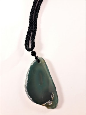 Halsband med natursten som hänge i grönt