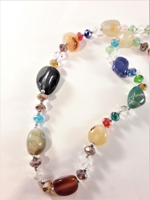 Halsband med stenar i olika färger och storlekar