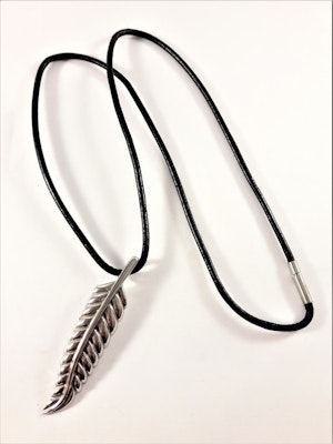 Halsband med löv som hänge i silverfärg