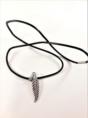 Halsband med löv i silverfärg