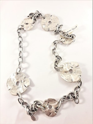 Halsband med hamrade detaljer i silverfärg