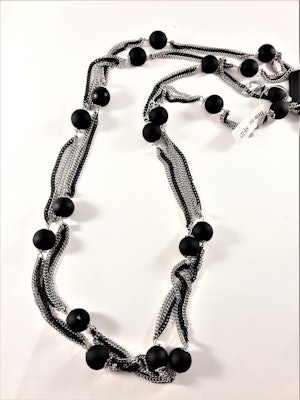 Flerradigt Halsband med Detaljer Svart och Silverfärg