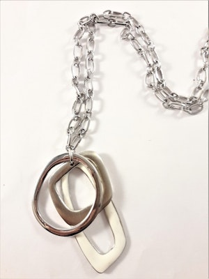 Halsband med detaljer i vit och silverfärg