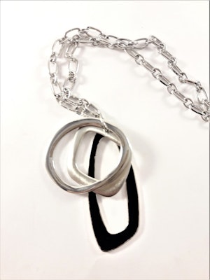 Halsband med detaljer i svart och silverfärg