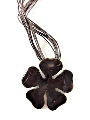 Flerradigt halsband med blomma i brunt