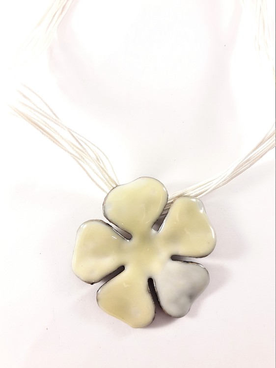 Flerradigt halsband med blomma i vit