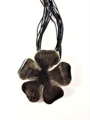 Flerradigt halsband med blomma i svart