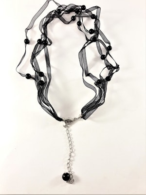 Halsband med pärlor i svart