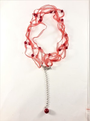 Halsband med pärlor i rött