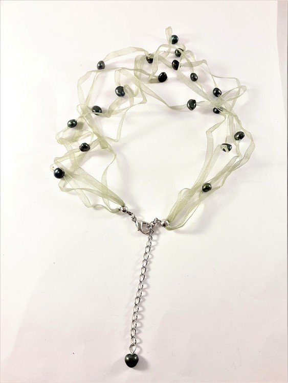 Halsband med pärlor i grönt
