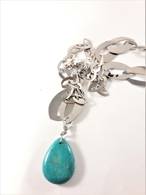 Halsband med länkar i silverfärg och droppformad sten i turkos