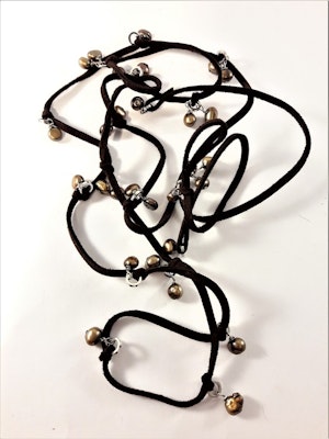 Öppet halsband med mockaband och pärlor i brunt