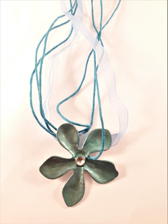 Flerradigt halsband med blomma i ljusblått