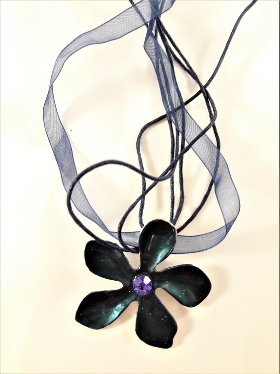 Flerradigt halsband med blomma i blått