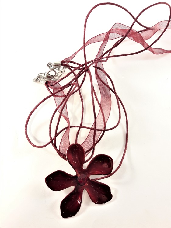 Flerradigt halsband med blomma i rött